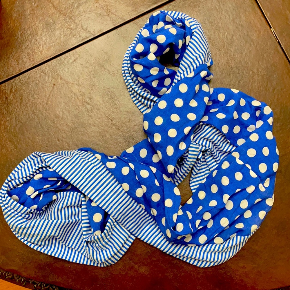 Continuous scarf.